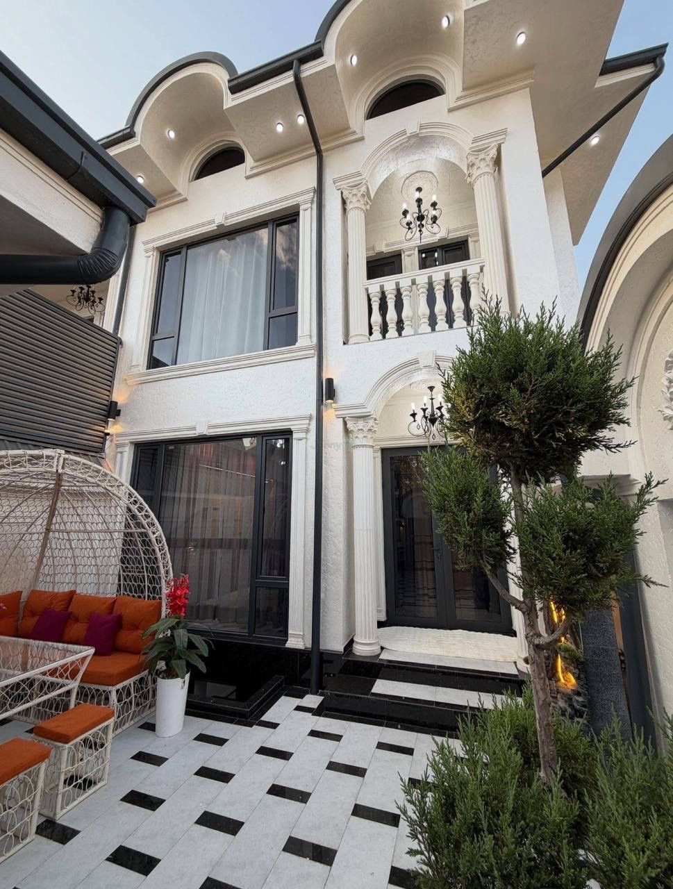 Qibray, Uch-Qahramonda 180 m² mebelli hovli sotiladi