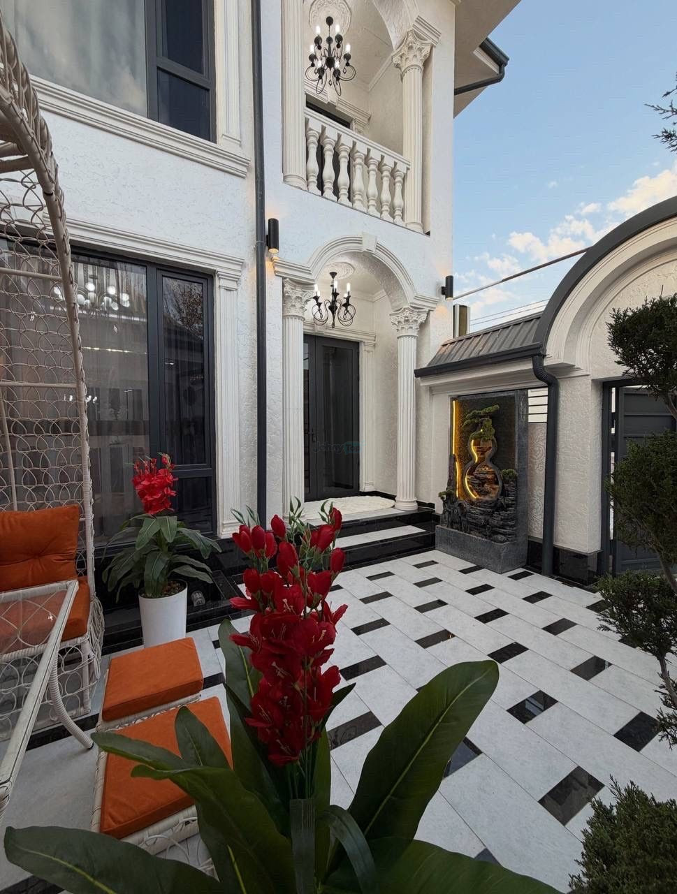 Qibray, Uch-Qahramonda 180 m² mebelli hovli sotiladi — 2