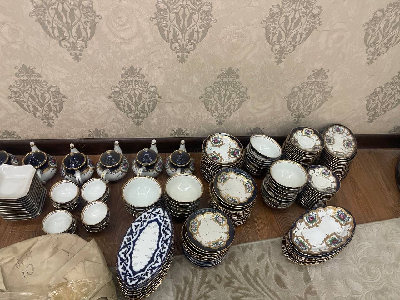Buying old dishes, Shaykhontohur, Tashkent — 3