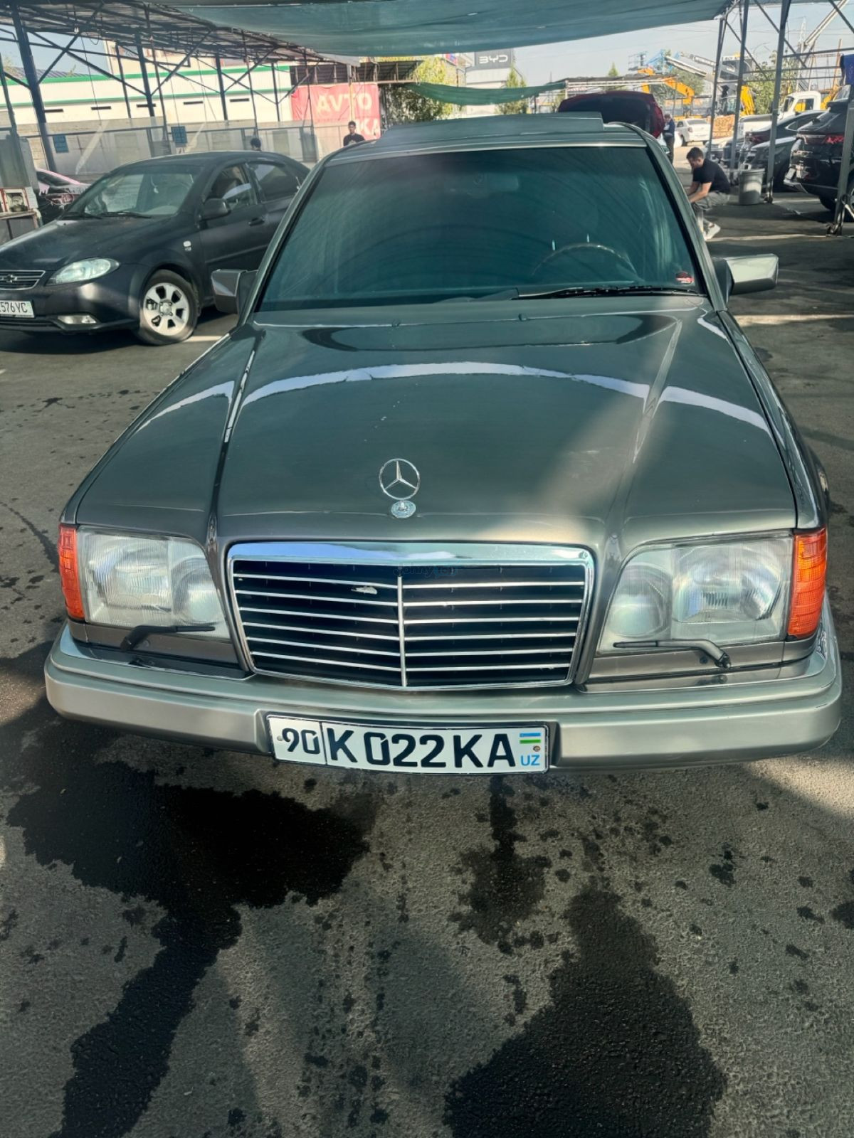 Продаётся Mercedes-Benz 124 (двигатель 104), Яшнабад — мотор, коробка и ходовая в порядке, кондиционер и люк работают