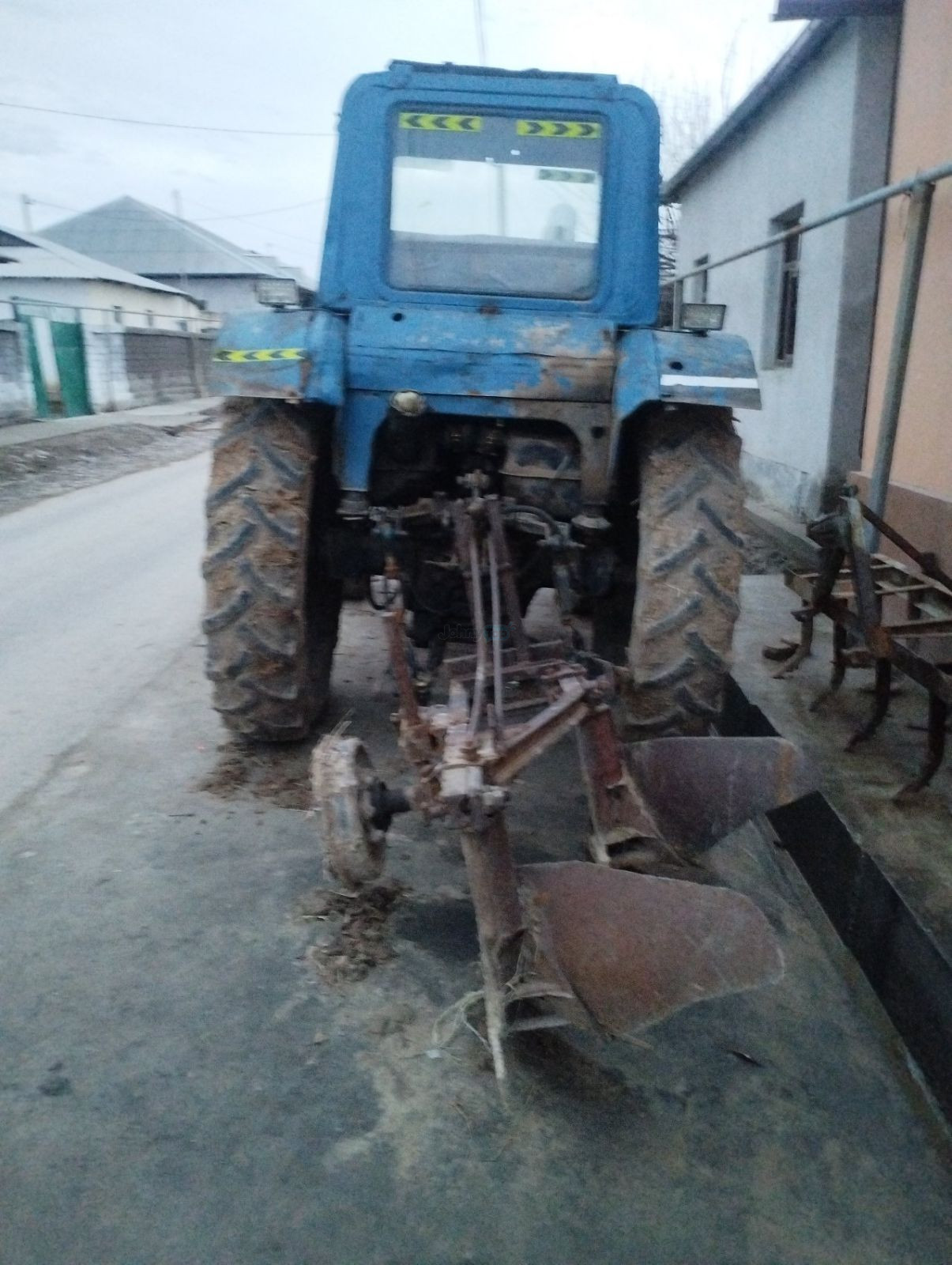 Belarus 80 tractor with equipment for sale, Oqqorgon — 3