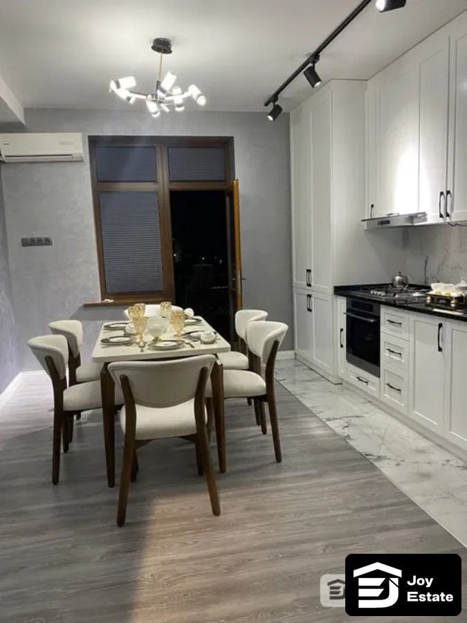 Yakkasaroyda 3 xonali kvartira ijaraga beriladi, 110 m²