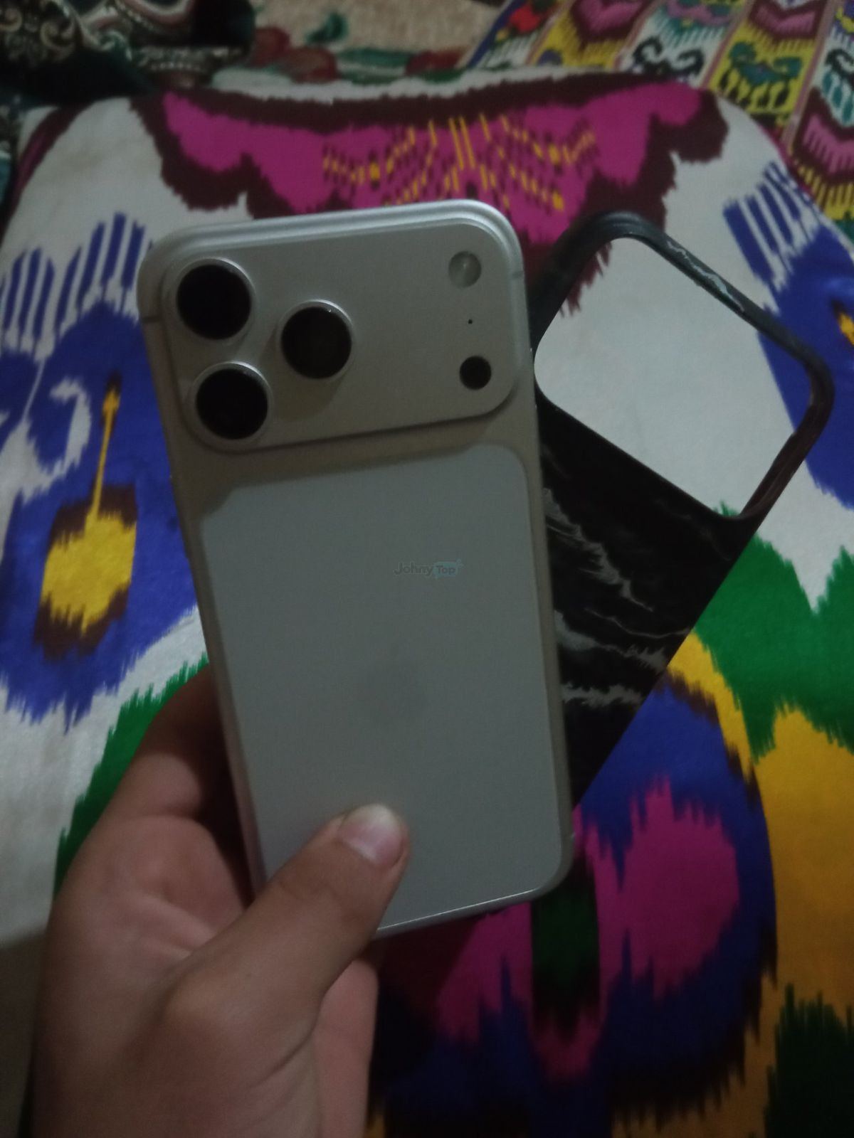 iPhone 17 Pro Max-style phone, Paxtachi