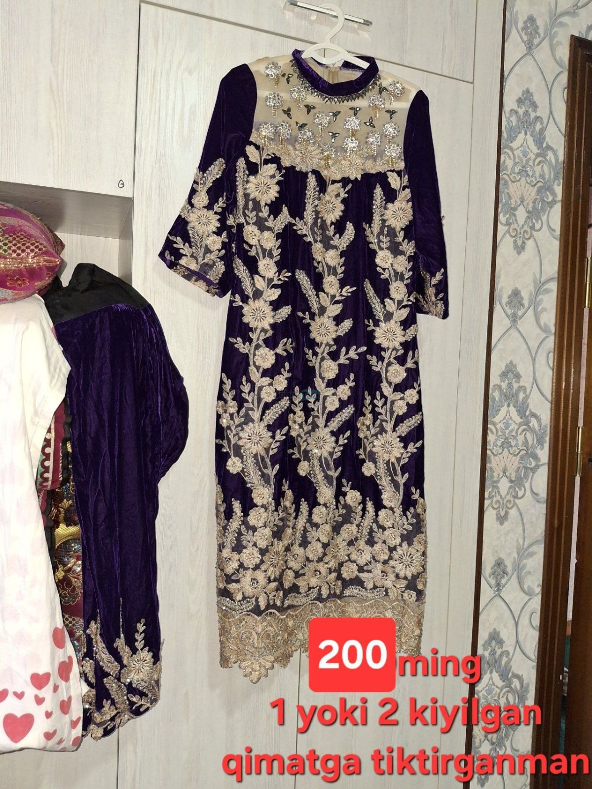 Dresses and a skullcap for sale, Nurobod — 2