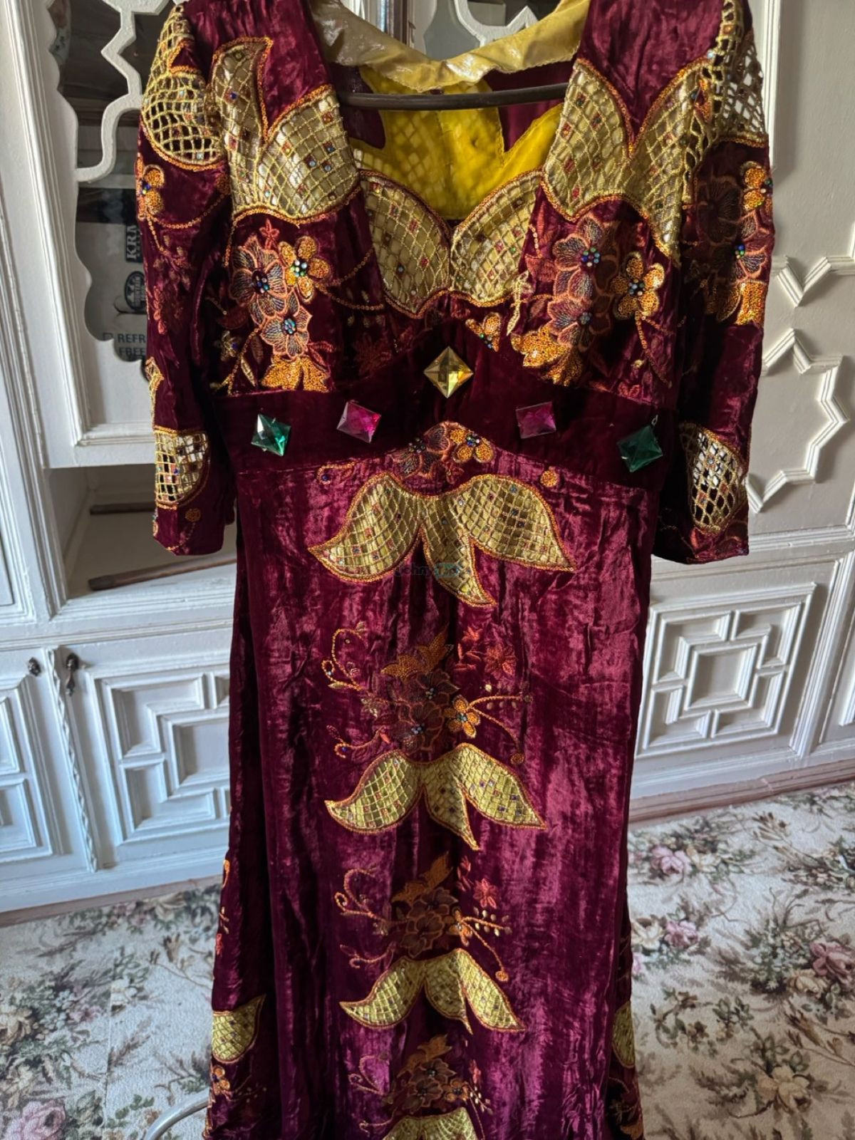 Zardo‘zi bezakli baxmal milliy ko‘ylak sotiladi, Samarqand — 3