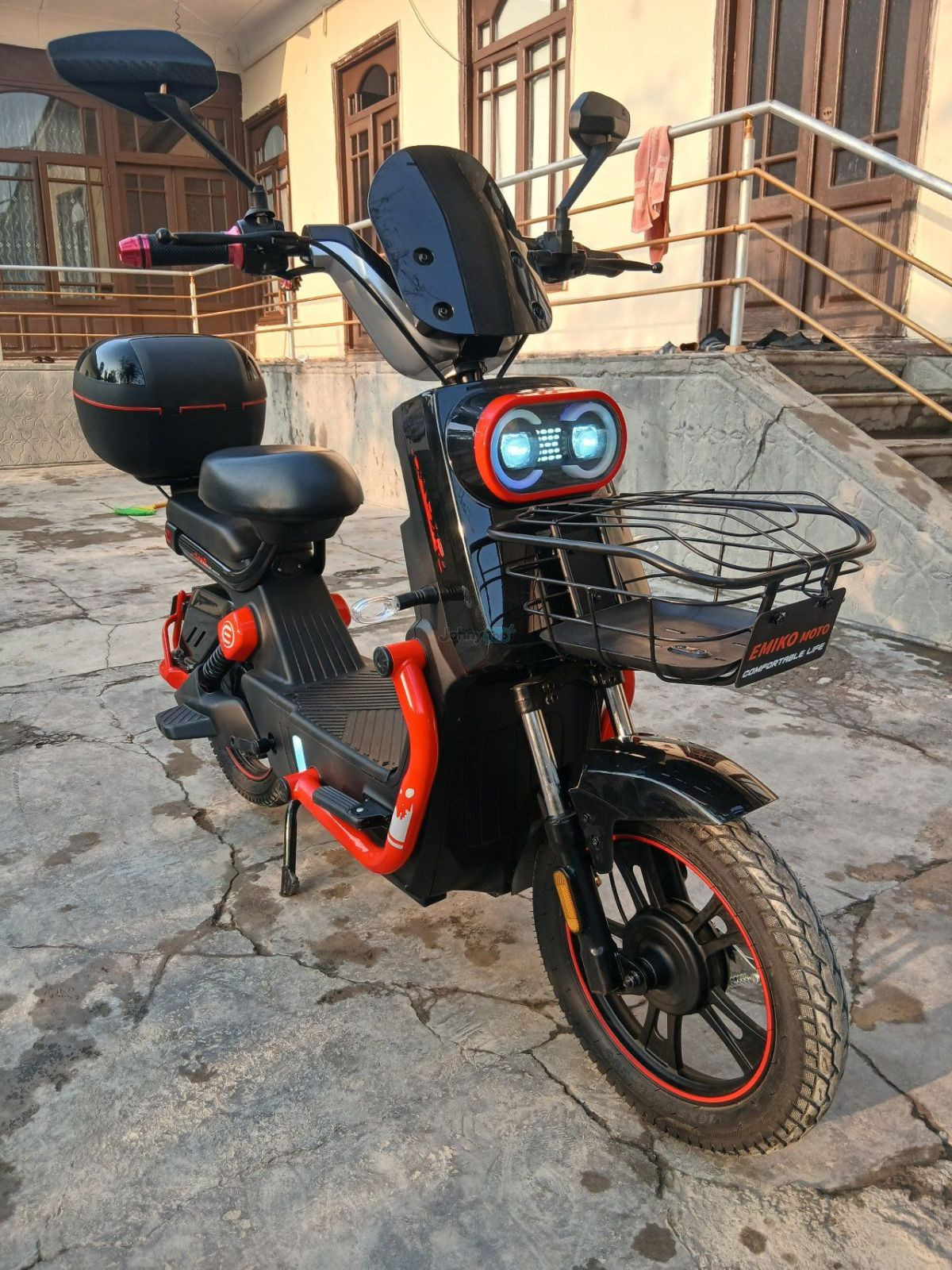 Emiko Moto elektroskuteri (qora) sotiladi, Namangan — 2
