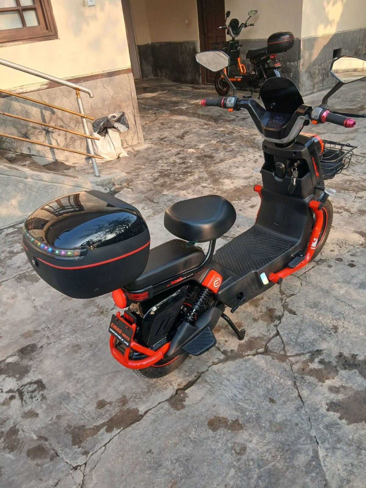 Emiko Moto elektroskuteri (qora) sotiladi, Namangan — 3