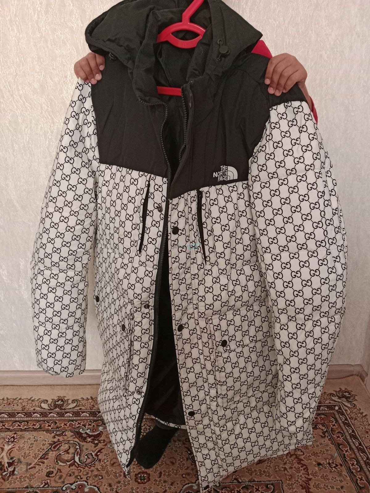 The North Face va Gucci uslubidagi kurtka, Sergeli