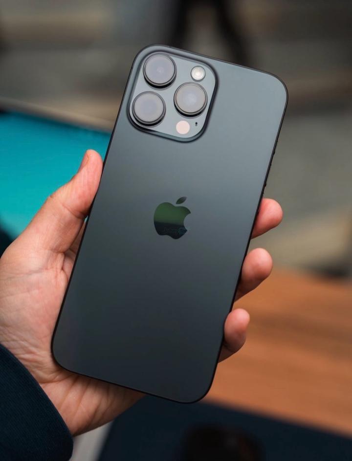 iPhone 15 Pro Max 256 GB, qora, batareya 84%, Yunusobod, sotiladi