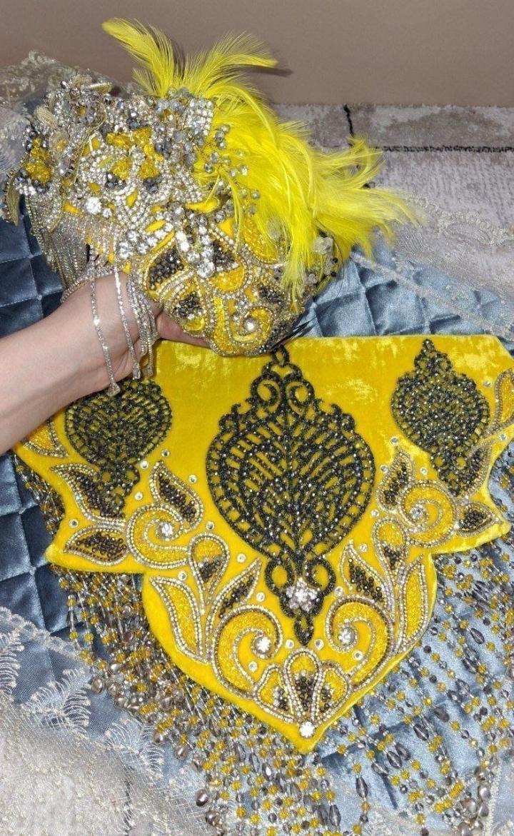 Milliy ko‘ylak, qo‘lda bezatilgan, Samarqand shahrida sotiladi
