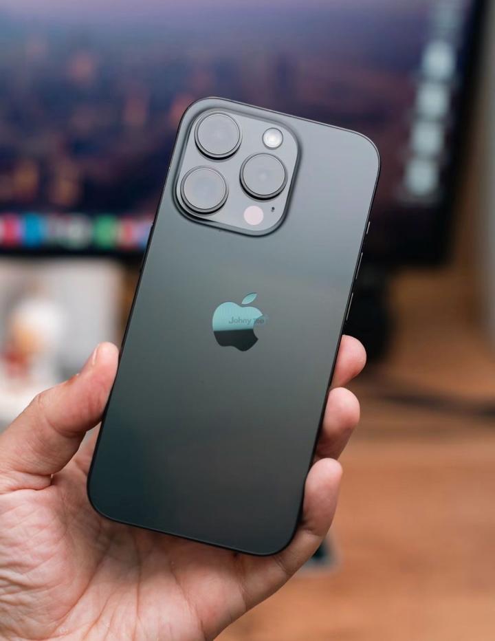 iPhone 15 Pro 256 GB Black, batareya 90%, Yunusobodda sotiladi