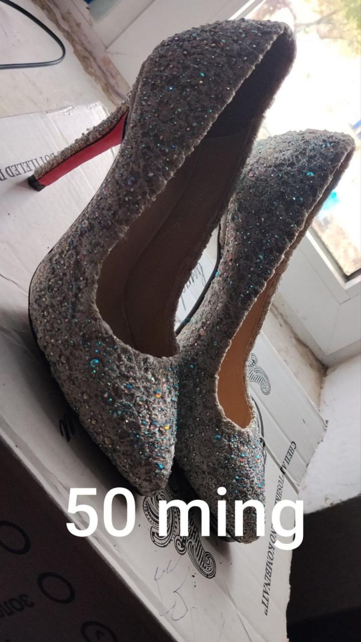 Yaltiroq toshli baland poshnali ayollar tufliyasi sotiladi, Forish
